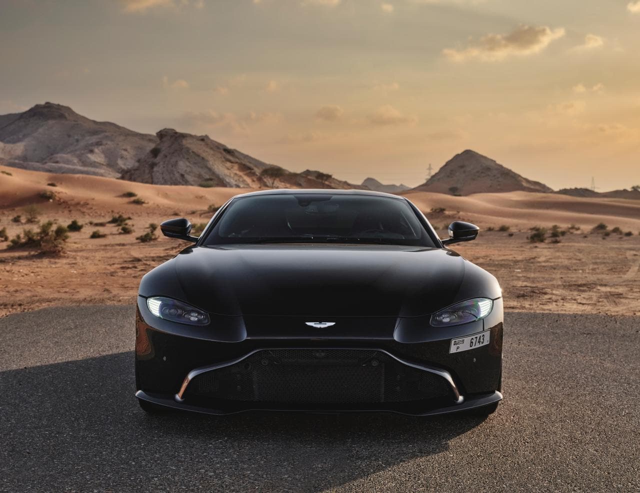Aston Martin Vantage — 2 of 9