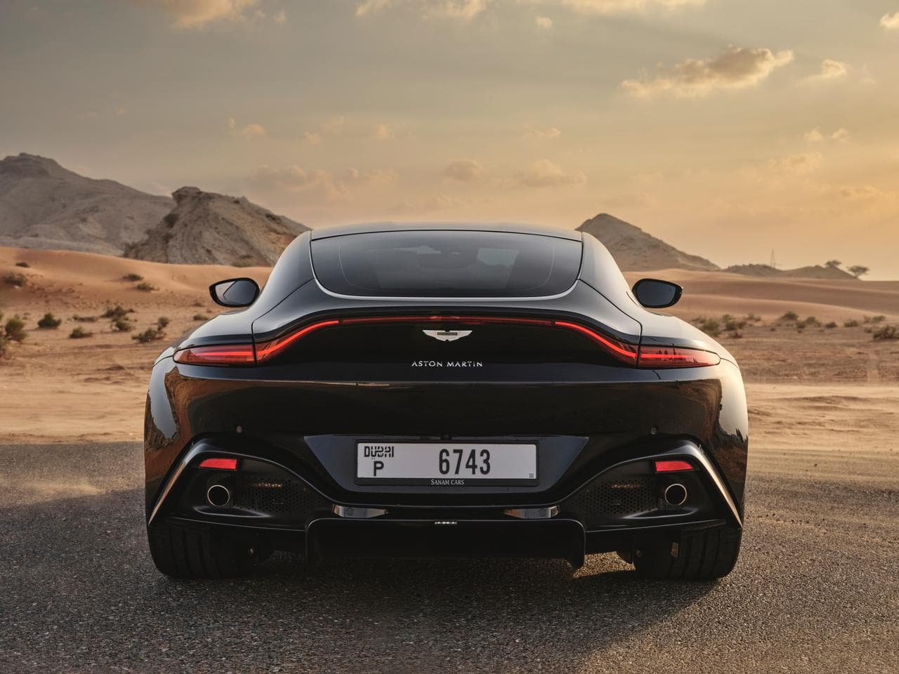 Aston Martin Vantage — 6 of 9