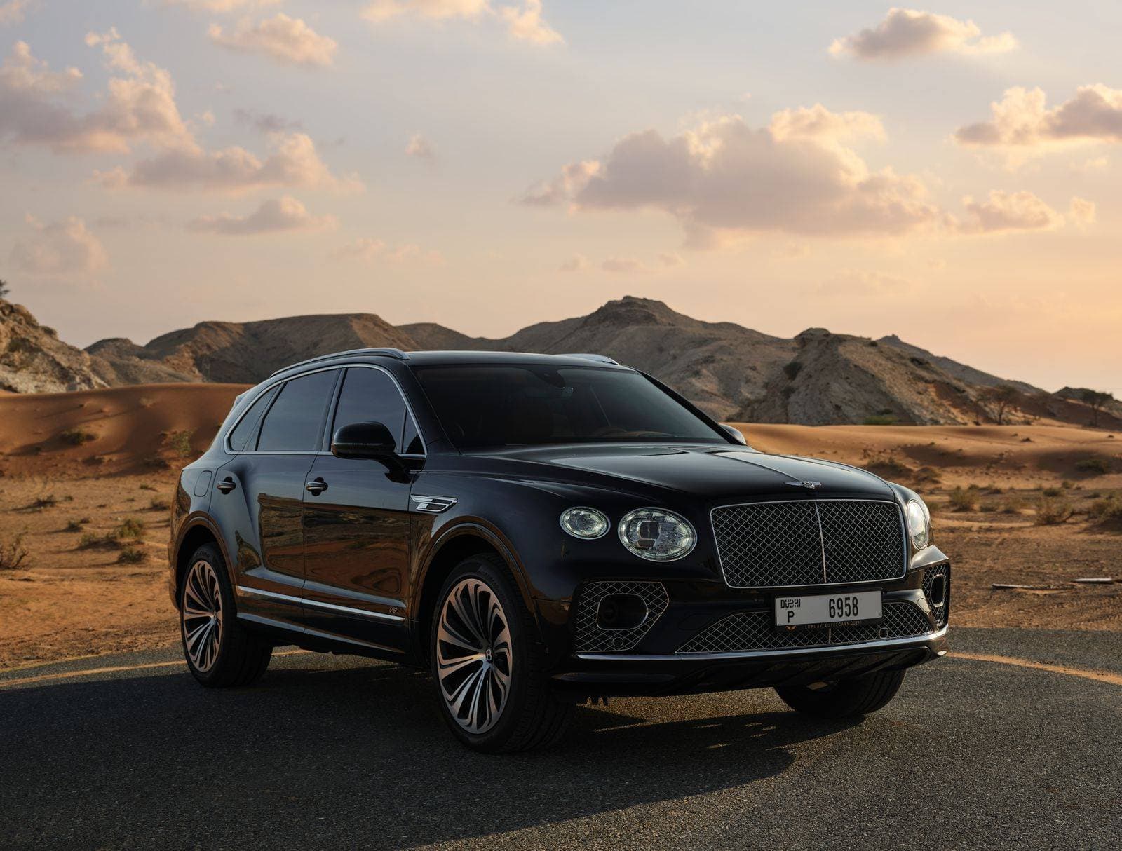 Bentley Bentayga black — 1 of 10